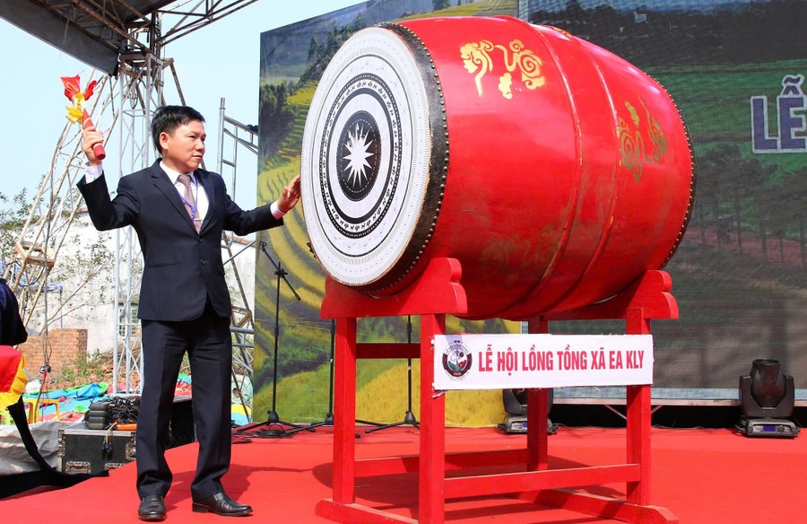 Ông Nguyễn Văn Hoan, Bí thư Đảng uỷ xã Ea Kly đánh trống khai mạc lễ hội. (Ảnh: Thế Hùng) a-hoan.jpg