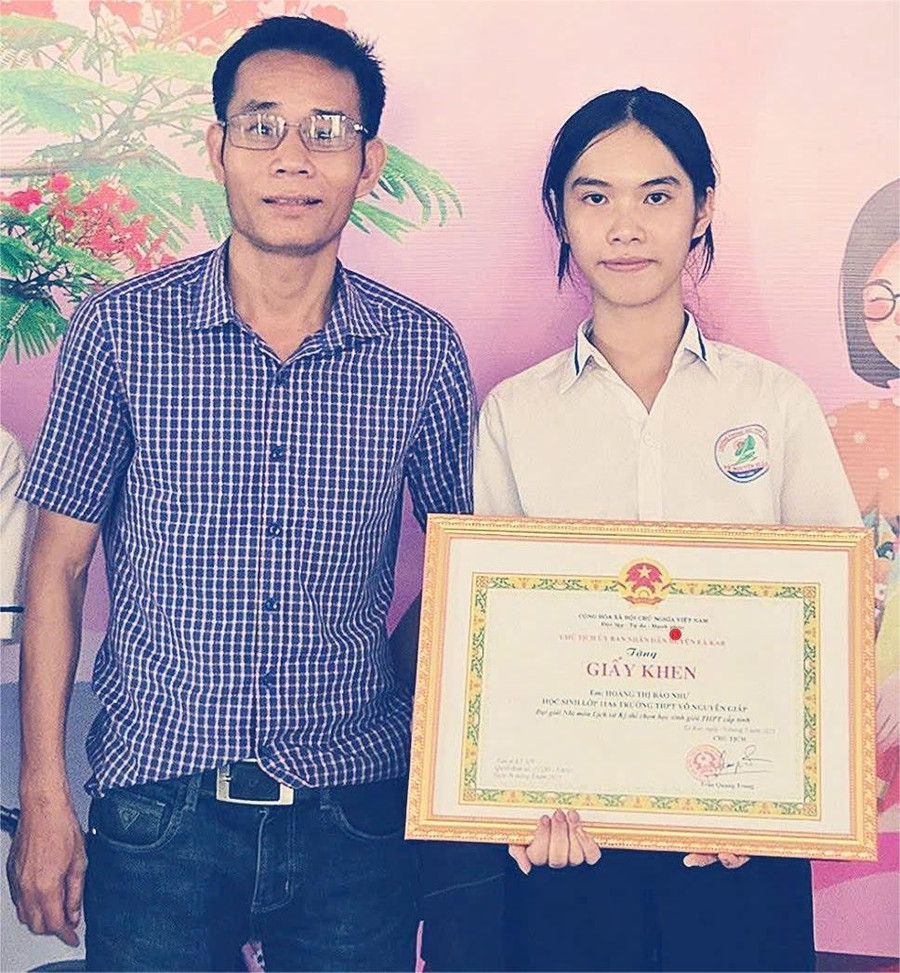 Thầy Nguyễn Văn Tâm và em Hoàng Thị Bảo Như. (Ảnh: NT) a2-ky-tich-tu-cac-truong-vung-kho-daklak.jpg