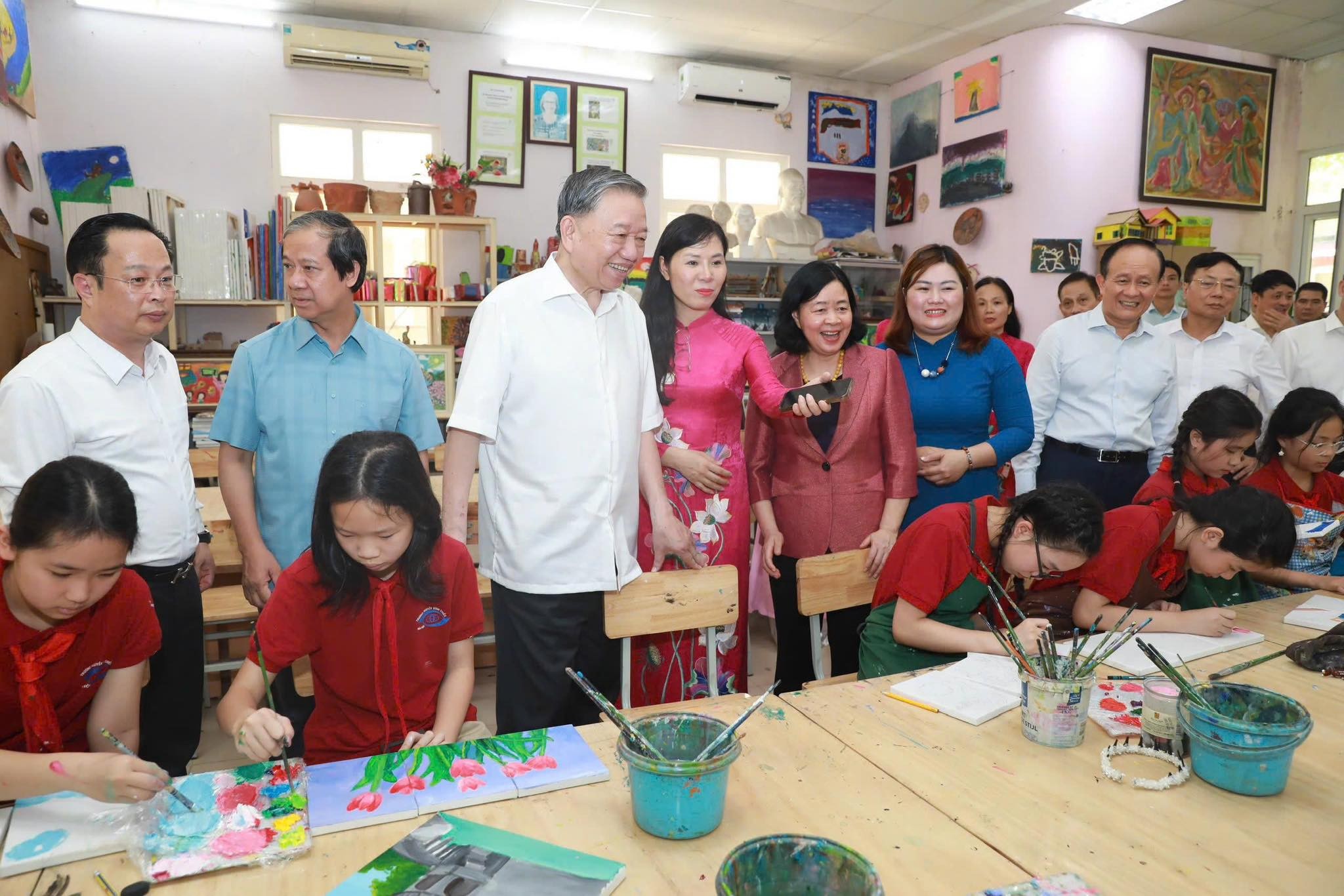 Tổng Bí thư Tô Lâm cùng các đồng chí trong đoàn tham quan Ngôi nhà nghệ thuật dành cho MM886 slot game, bắn cá, lô đề, đá gà khiếm thị của Trường PTCS Nguyễn Đình Chiểu. Ảnh: Văn Hiếu. 503307453-1107994318037028-1379707561780502812-n.jpg
