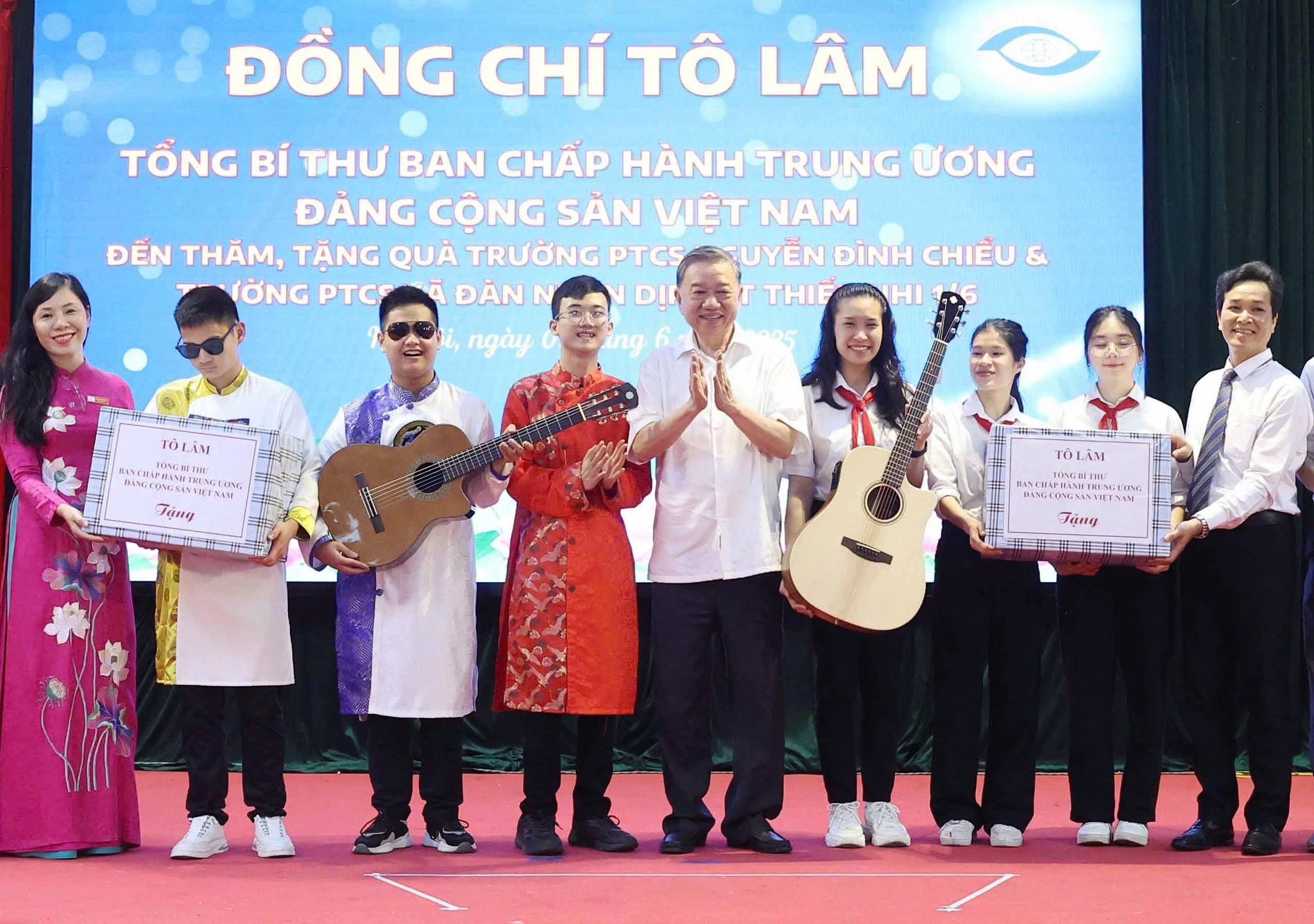 Tổng Bí thư Tô Lâm tặng quà cho các MM886 slot game, bắn cá, lô đề, đá gà. Ảnh: Văn Hiếu. 502927457-1511602956630345-4903327189456670739-n.jpg