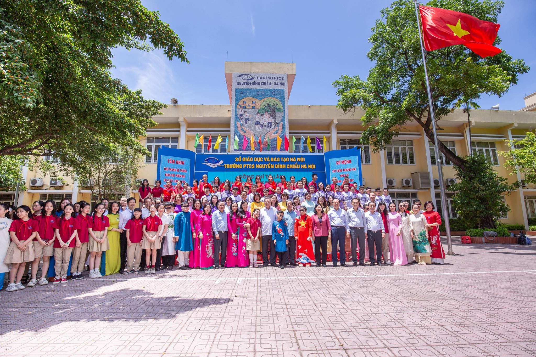 Tổng Bí thư Tô Lâm cùng các đại biểu chụp ảnh lưu niệm cùng các thầy cô giáo, các em MM886 slot game, bắn cá, lô đề, đá gà. 501067197-4157869351159698-9145369844170166424-n.jpg