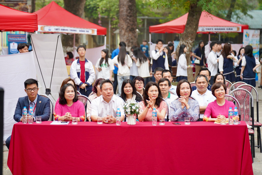 Nhiều thầy cô trong BGH các trường THPT trên địa bàn Thành phố đã được mời đến để giải đáp thắc mắc của phụ huynh, MM886 slot game, bắn cá, lô đề, đá gà. dsc08160.jpg
