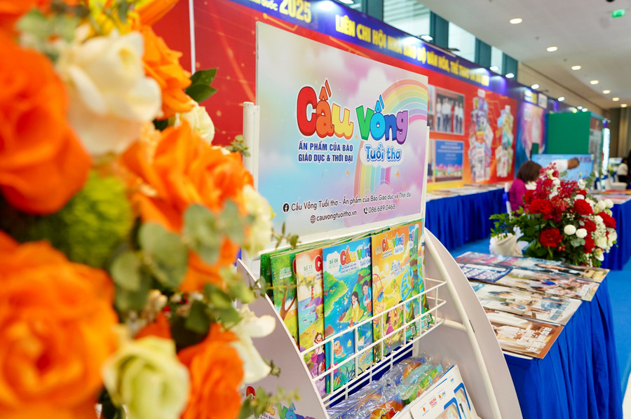 Gian trưng bày của Báo Giáo dục và Thời đại được bài trí đẹp mắt, ấn tượng. Ảnh: Xuân Phú. dsc09294.jpg