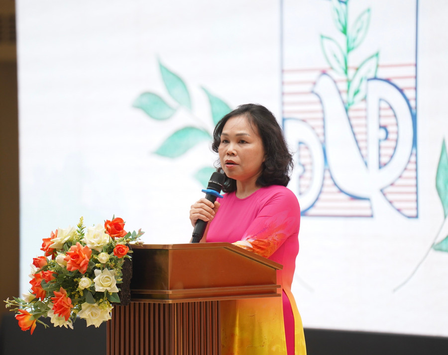 Cô Lê Thị Hương Mai giải đáp thắc mắc của các bậc phụ huynh gửi về MM88b nhà cái. dsc08252.jpg