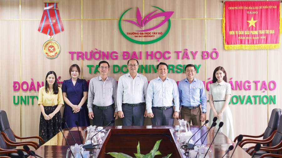 Đại diện Trường MM888 bảo mật tuyệt đối Tây Đô và đoàn công tác của Báo Giáo dục và Thời đại chụp ảnh lưu niệm.