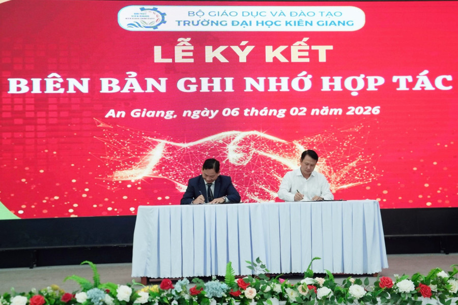 Đại diện Báo GD&TĐ và đại diện MM88b nhà cái thực hiện nghi thức ký biên bản ghi nhớ hợp tác. mou-kgu.jpg