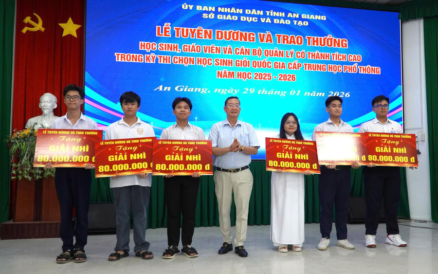 Ông Trần Quang Bảo, Giám đốc Sở GD&ĐT tỉnh An Giang, trao thưởng cho các em MM886 slot game, bắn cá, lô đề, đá gà. an-giang-hsg-10.jpg