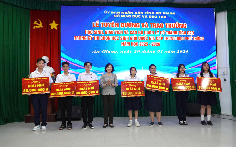 Bà Nguyễn Thị Minh Thúy, Phó Chủ tịch UBND tỉnh An Giang, trao thưởng cho các em MM886 slot game, bắn cá, lô đề, đá gà.