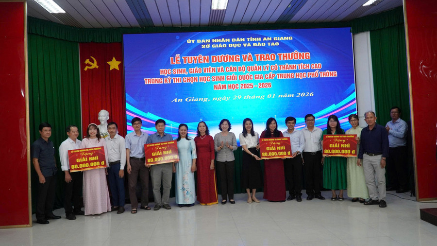 Tuyên dương đội ngũ thầy cô giáo. an-giang-hsg-15.jpg