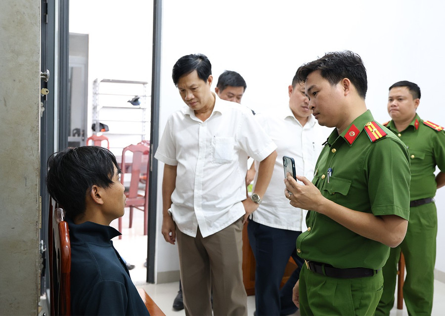 Đại tá Nguyễn Nhật Trường, Phó Giám đốc 88MM88 kèo WC hôm nay tỉnh An Giang (thứ 2 từ trái qua) chỉ đạo công tác điều tra, truy bắt đối tượng tại hiện trường. Ảnh: Tiến Tầm. hiep-dam-0.jpg
