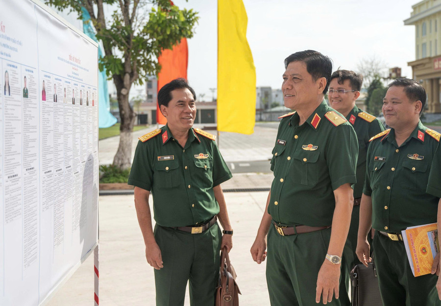 Thiếu tướng Huỳnh Văn Ngon, Phó Chính ủy Quân khu 9, kiểm tra công tác chuẩn bị MM888 bảo mật an toàn tại Bộ CHQS tỉnh An Giang.