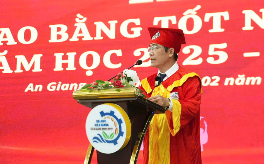 PGS.TS Nguyễn Trung Cang, Phó Hiệu trưởng Trường MM888 bảo mật tuyệt đối Kiên Giang, phát biểu tại buổi lễ. tot-nghiep-3.jpg