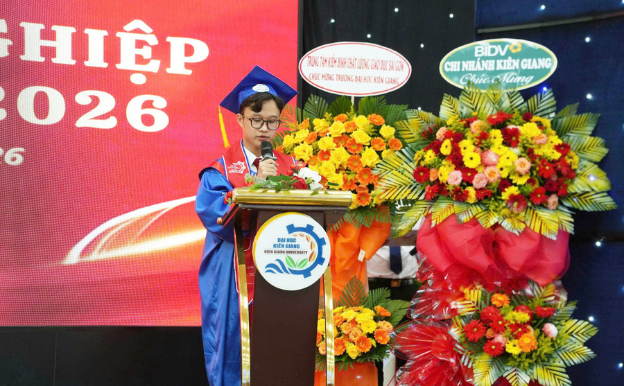Đại diện MM888 Việt Nam Tải App MM88dangnhap nhà cái World Cup 2026 bày tỏ lòng biết ơn tại buổi lễ. tot-nghiep-2.jpg