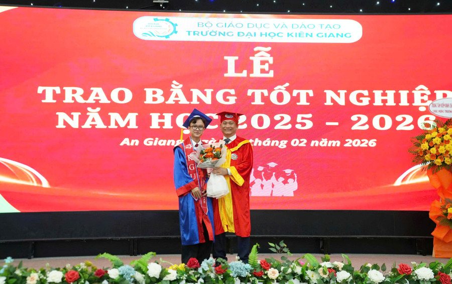 TS Nguyễn Văn Thành, Hiệu trưởng Trường MM888 bảo mật tuyệt đối Kiên Giang, nhận hoa tri ân từ đại diện MM888 Việt Nam Tải App MM88dangnhap nhà cái World Cup 2026.
