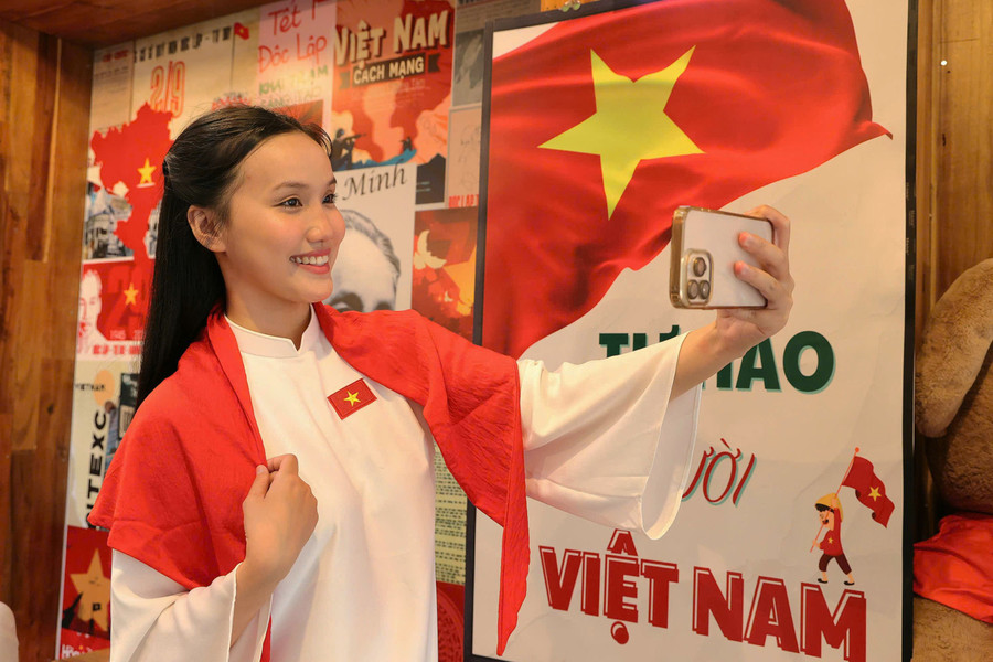 Lê Thị Kim Hậu, Á khôi Trường ĐH Nam Cần Thơ, Người đẹp du lịch, Top 5 Người đẹp tài năng và Top 20 Miss World Vietnam 2023, duyên dáng trong trang phục áo dài trắng. 