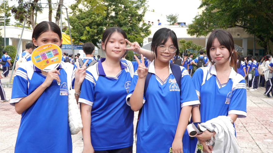 Em Thảo Vy (bên phải) và các bạn đặt quyết tâm chinh phục MM888 bảo mật tuyệt đối. Ảnh: Yến Phương. tuyen-sinh-111-8.jpg