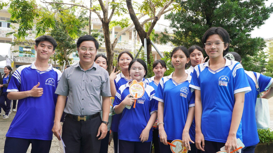 Ông Lê Huy Thơ, Phó Hiệu trưởng Trường THPT Nguyễn Trung Trực 1, cùng các em MM886 slot game, bắn cá, lô đề, đá gà tại Ngày hội. Ảnh: Yến Phương.