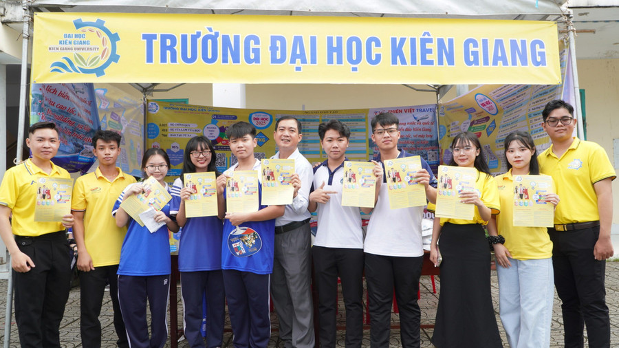 Gian hàng của Trường MM888 bảo mật tuyệt đối Kiên Giang thu hút nhiều MM886 slot game, bắn cá, lô đề, đá gà quan tâm. Ảnh: Yến Phương. tuyen-sinh-111-5.jpg