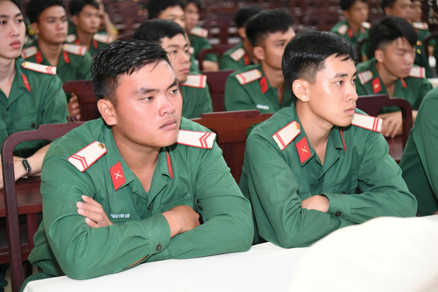 Các cán bộ, chiến sĩ theo dõi truyền hình trực tiếp Lễ kỷ niệm, diễu binh, diễu hành 80 năm Quốc khánh. (Ảnh: Phương Vũ) dieu-binh-0.jpg