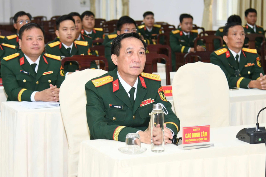 Theo dõi truyền hình trực tiếp buổi lễ là nguồn động viên tinh thần cho cán bộ, chiến sĩ lực lượng vũ trang tỉnh An Giang. (Ảnh: Phương Vũ)