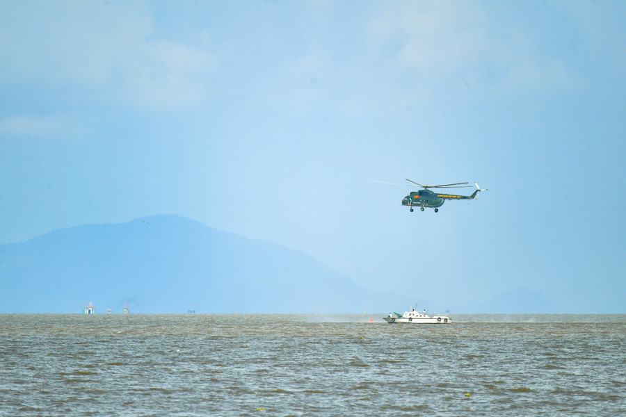 Huấn luyện bay treo cấp cứu người trên biển tại vùng biển thuộc phường Rạch Giá, tỉnh An Giang.