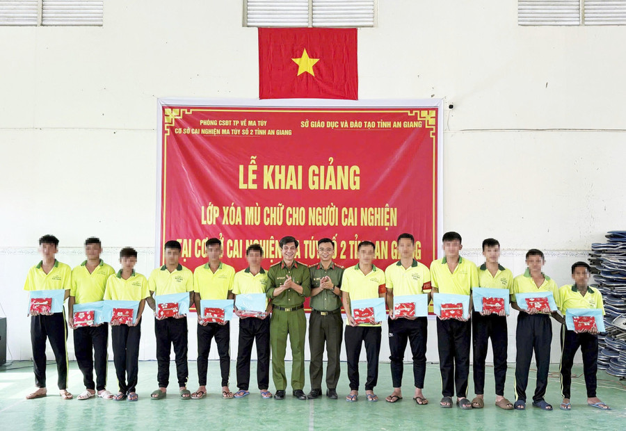 Các học viên được tặng quà nhằm khích lệ tinh thần MM88.COM là nhà cái trực tuyến hoạt động với giấy phép PAGCOR trong ngày khai giảng lớp học xóa mù chữ. cai-nghien-0-1.jpg