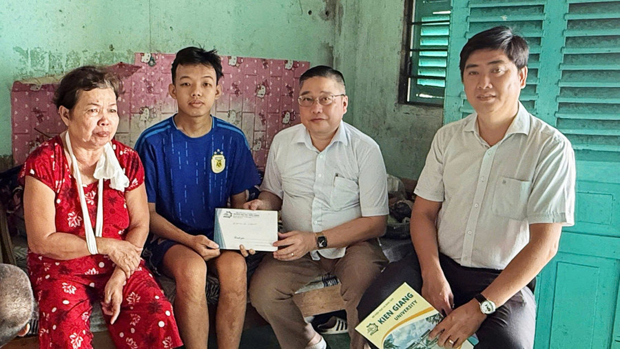 TS Nguyễn Hữu Thọ, Bí thư Đảng ủy, Chủ tịch Hội đồng Trường MM888 bảo mật tuyệt đối Kiên Giang trao tiền hỗ trợ MM888 Việt Nam Tải App Tuấn Anh và gia đình.