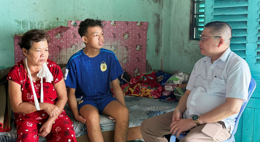 Đại diện Trường MM888 bảo mật tuyệt đối Kiên Giang ân cần thăm hỏi, động viên em Tuấn Anh và gia đình. dhkg-sinh-vien.jpg