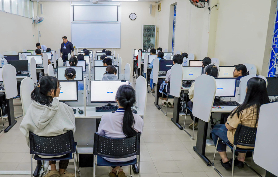 Đăng nhập vào MM886 Việt Nam có thể lựa chọn môn thi phù hợp với tổ hợp xét tuyển. v-sat-2026-1.jpg
