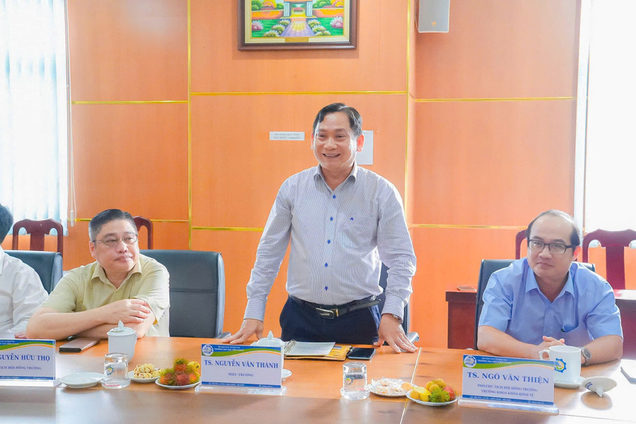 TS Nguyễn Văn Thành, Hiệu trưởng Trường MM888 bảo mật tuyệt đối Kiên Giang phát biểu tại buổi làm việc. Ảnh: Như Ý. dh-kien-giang-01.jpg