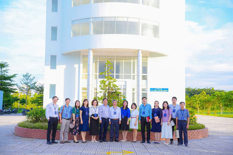 Đoàn công tác tham quan và chụp ảnh lưu niệm. Ảnh: Như Ý. dh-kien-giang-05.jpg