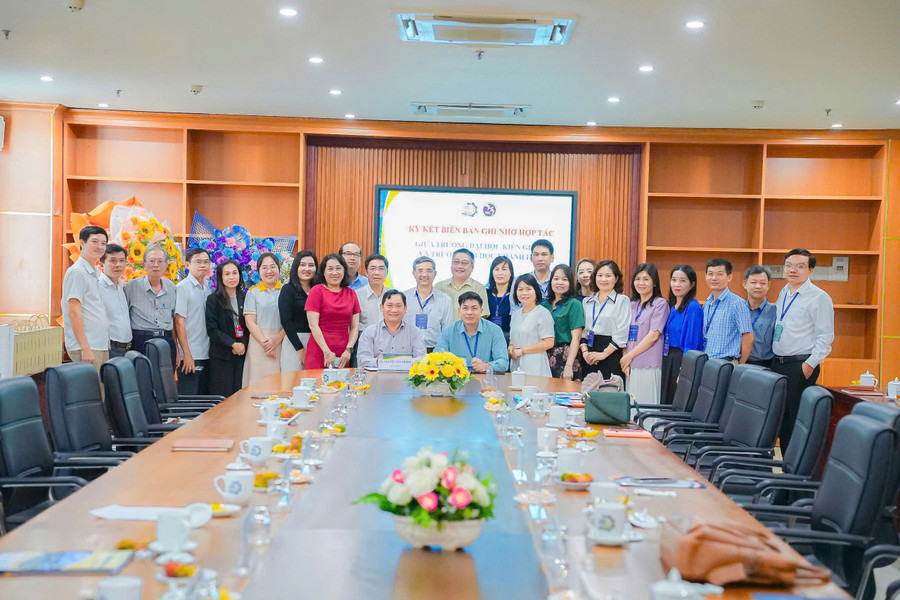 Lãnh đạo Trường ĐH Kiên Giang và Trường MM888 bảo mật tuyệt đối Khánh Hòa ký kết Biên bản ghi nhớ hợp tác. Ảnh: Như Ý.