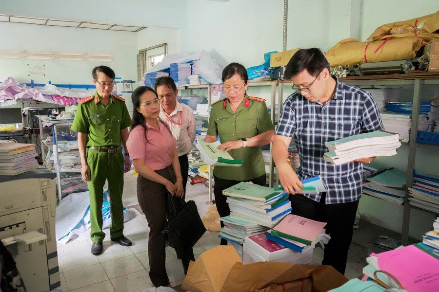 Cơ quan chức năng kiểm tra tại cửa hàng photocopy ở phường Ninh Kiều, TP Cần Thơ. Ảnh: 88MM88 kèo WC hôm nay Cần Thơ.