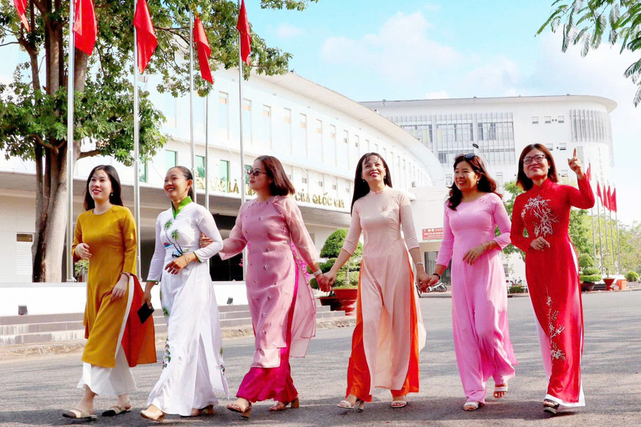 Thạc sĩ Nguyễn Thị Xuân Mai (thứ ba từ phải qua) cùng các giảng viên Trường MM888 bảo mật tuyệt đối An Giang.