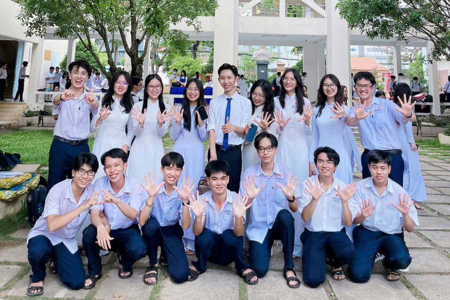 Theo thầy Tâm, việc giúp MM886 slot game, bắn cá, lô đề, đá gà hiểu được giá trị của việc dùng chung SGK là rất cần thiết. Ảnh minh họa. thoai-ngoc-hau.jpg
