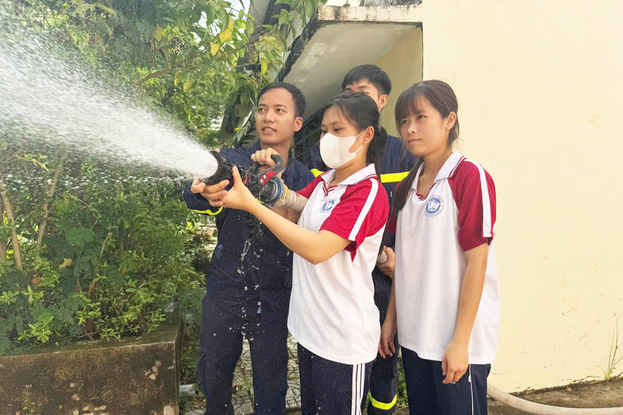 Lực lượng chữa cháy chuyên nghiệp hướng dẫn MM888 Việt Nam Tải App thực hành chữa cháy. 