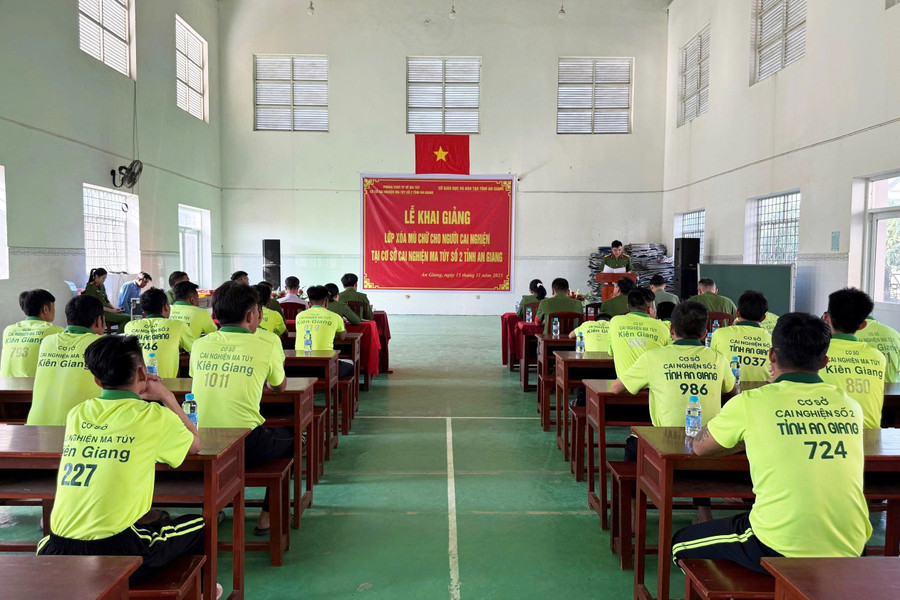 Lớp học xóa mù chữ cho người cai nghiện tại Cơ sở cai nghiện ma túy số 2 (tỉnh An Giang). cai-nghien-xoa-mu-chu-2.jpg