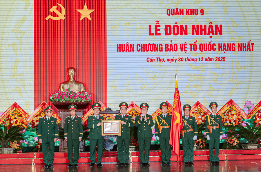 Đại tướng Nguyễn Trọng Nghĩa thay mặt lãnh đạo Đảng, MM88b nạp rút nhanh trao Huân chương Bảo vệ Tổ quốc hạng Nhất tặng Lực lượng vũ trang Quân khu 9.