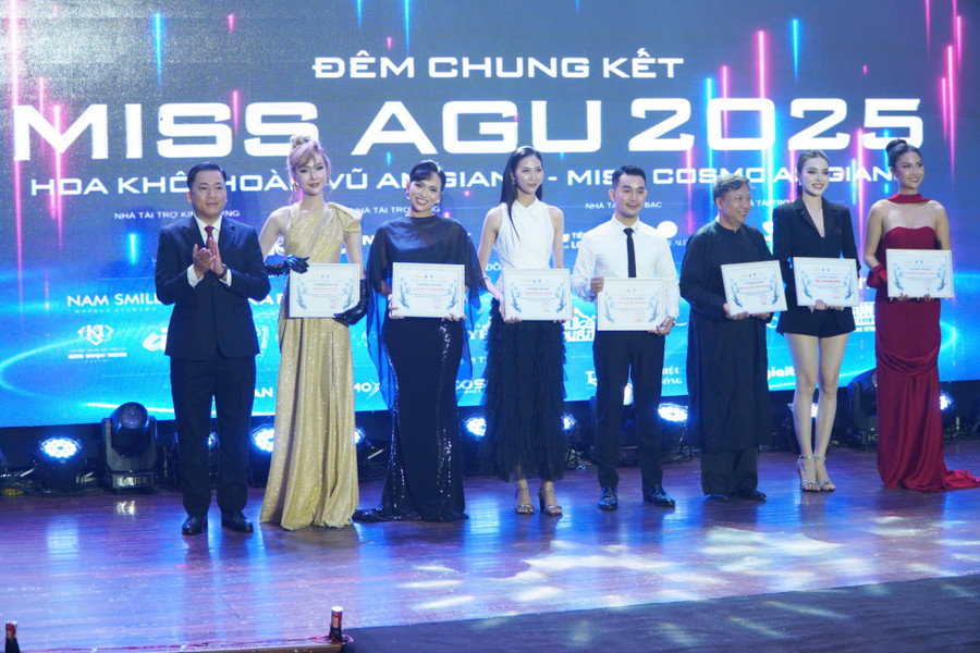 Đại diện Ban Giám hiệu MM88b nhà cái tri ân Ban Giám khảo và khách mời của Miss AGU. agu-chung-ket.jpg