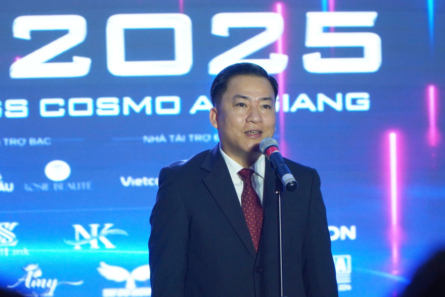 TS Nguyễn Hữu Trí, Phó Hiệu trưởng Phụ trách Trường MM888 bảo mật tuyệt đối An Giang, phát biểu tại Đêm Chung kết Miss AGU 2025. agu-chung-ket-1.jpg