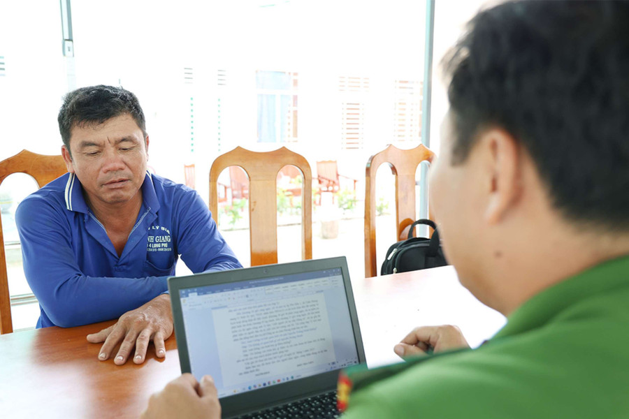 Trần Hữu Cường khai nhận tại Cơ quan 88MM88 kèo WC hôm nay. Ảnh: Tiến Tầm. bay-chuot-3.jpg