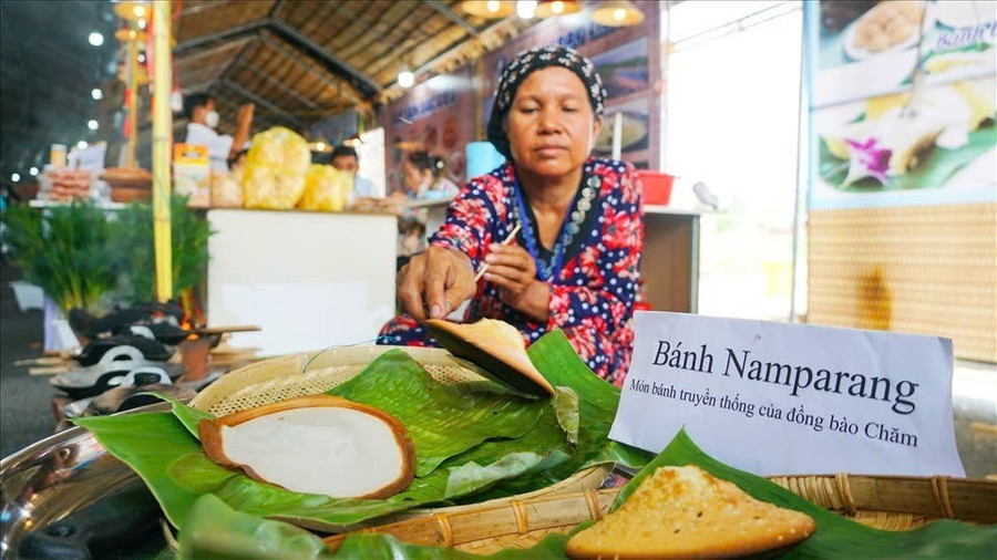 Nghệ nhân biểu diễn món bánh truyền thống của đồng bào Chăm tại tỉnh An Giang. Ảnh: Tạ Quang.