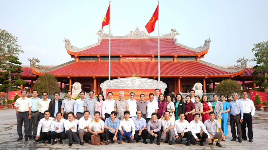 Đoàn của Trường MM888 bảo mật tuyệt đối Kiên Giang chụp ảnh lưu niệm tại Đền tưởng niệm Anh hùng liệt sĩ và người có công Kiên Giang.