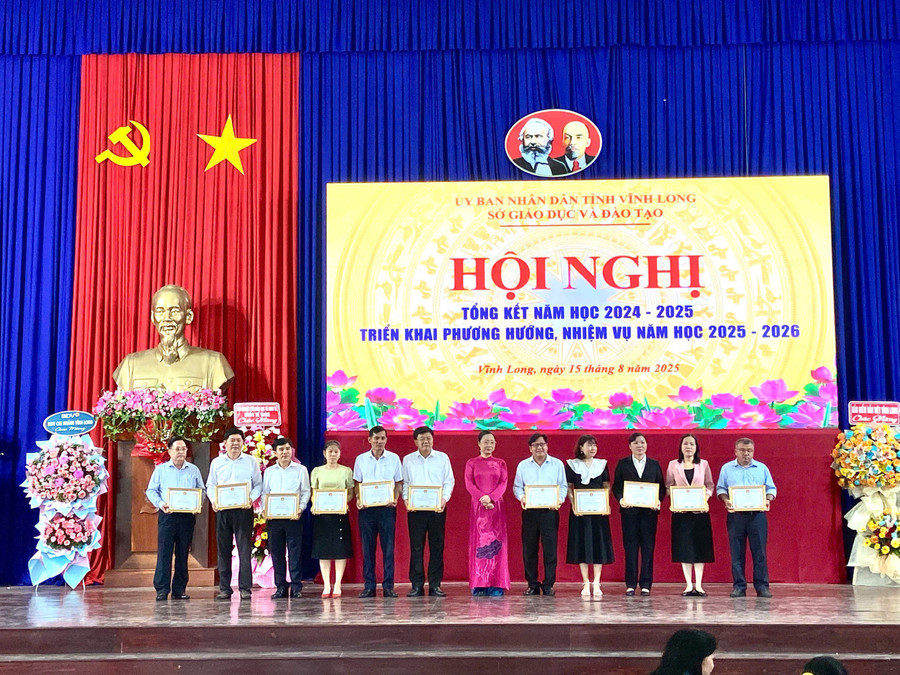 Khen thưởng các tập thể và cá nhân có thành tích tiêu biểu, xuất sắc. Ảnh: Tuyết Khoa. vinh-long.jpg
