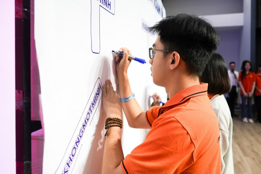 Đoàn viên, thanh niên, MM888 Việt Nam Tải App thực hiện hoạt động biểu trưng ký cam kết “Bức tường an toàn số”. Ảnh: 88MM88 kèo WC hôm nay Cần Thơ. khong-gian-mang-2.jpg
