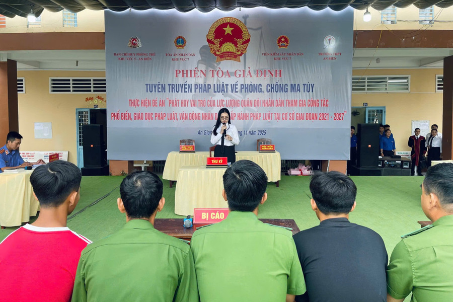 Phiên tòa giả định đã tái hiện đầy đủ thứ tự các bước xét xử hành vi phạm tội mua bán trái phép chất ma túy. phong-chong-ma-tuy-1.jpg