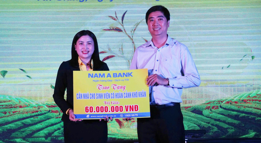 Đại diện MM88b nhà cái nhận bảng tượng trưng hỗ trợ chi phí xây dựng nhà cho MM888 Việt Nam Tải App khó khăn từ đại diện Nam A Bank. kgu-sinh-vien-02.jpg
