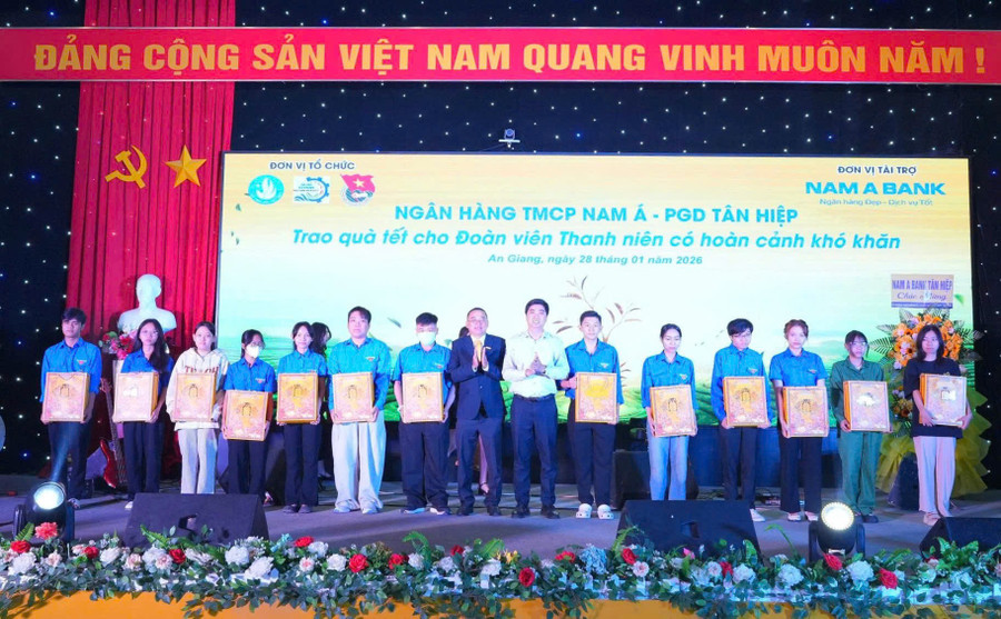 Trao quà Tết cho các đoàn viên, thanh niên. kgu-sinh-vien-1.jpg
