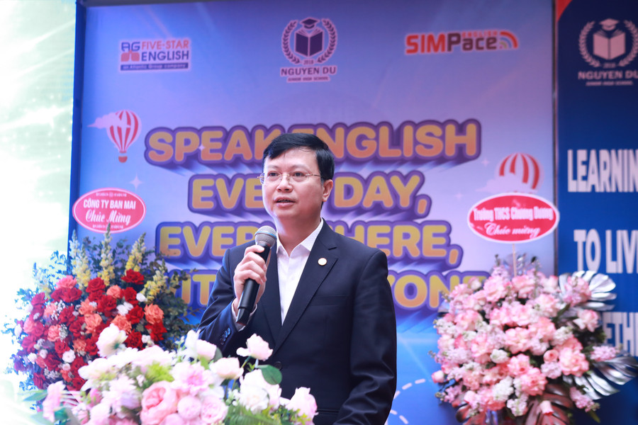 PGS.TS Nguyễn Văn Hiền nhấn mạnh tầm quan trọng của việc học - nói tiếng Anh. l1.jpg