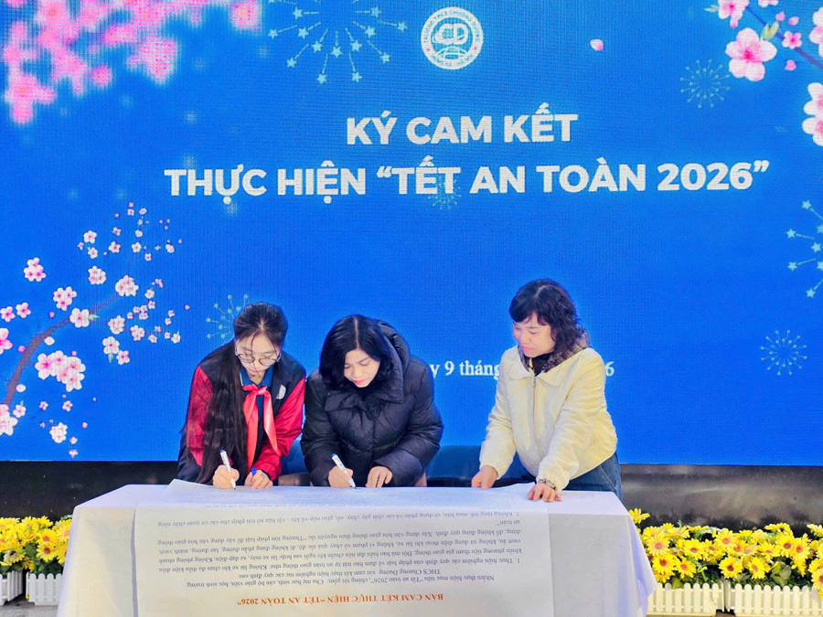 Mọi người cùng ký cam kết về Tết an toàn 2026. d1.jpg